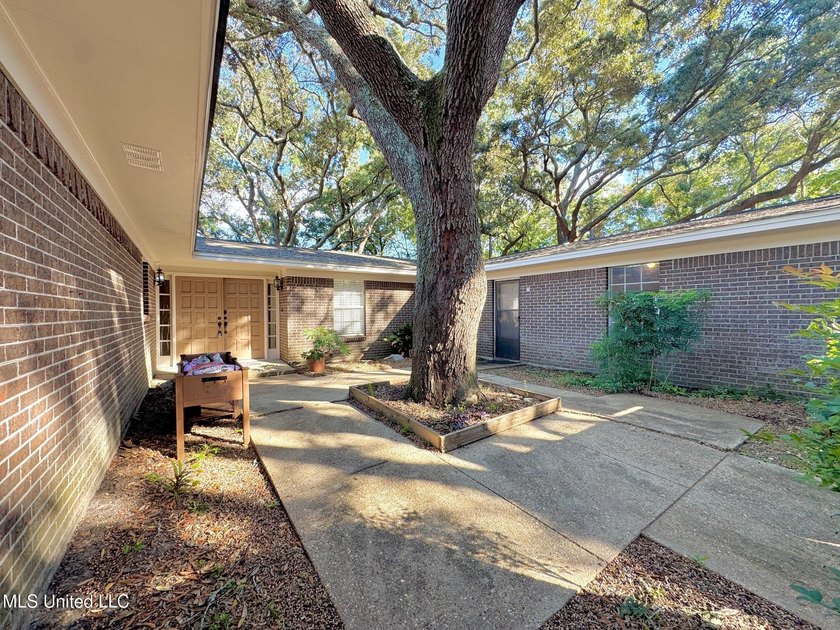 This is the opportunity to own a beautiful all-brick 5-bedroom - photo 3