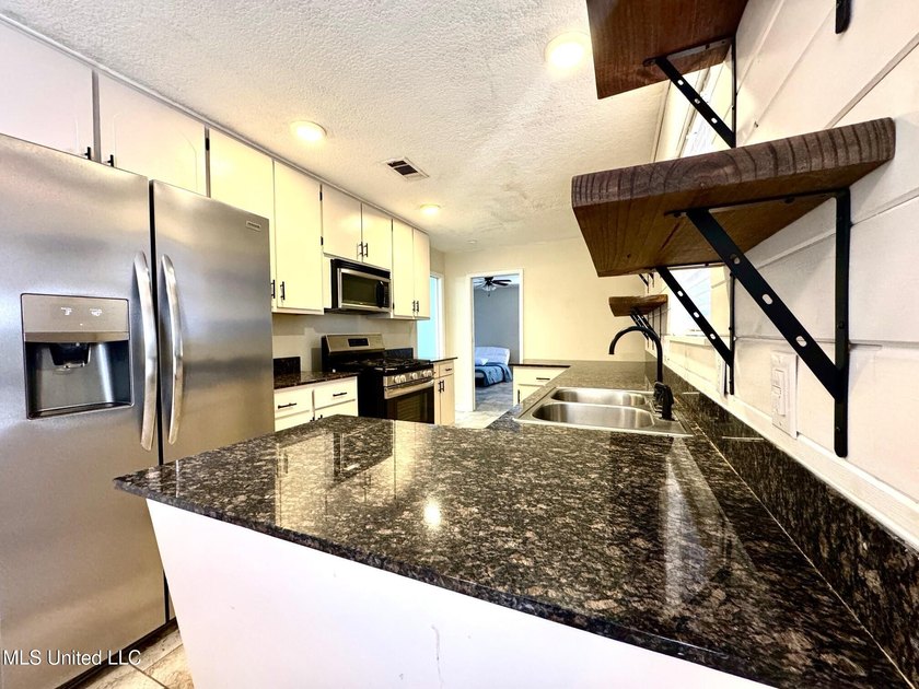 This is the opportunity to own a beautiful all-brick 5-bedroom - photo 6