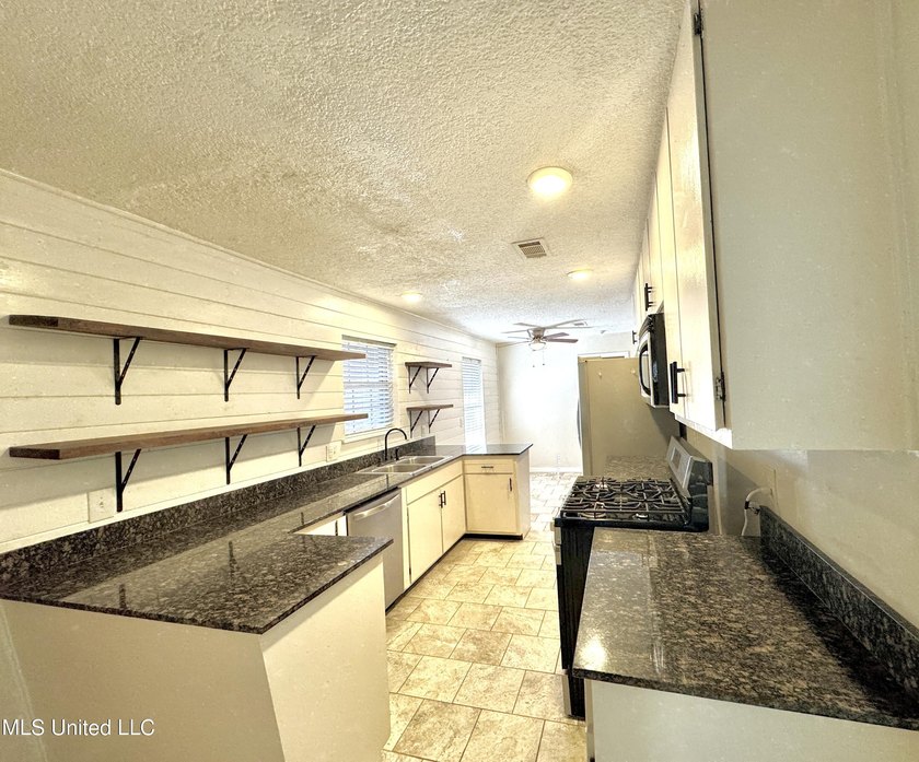 This is the opportunity to own a beautiful all-brick 5-bedroom - photo 7