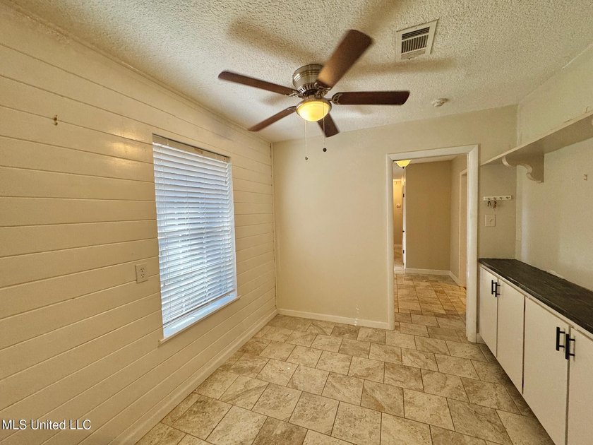 This is the opportunity to own a beautiful all-brick 5-bedroom - photo 8