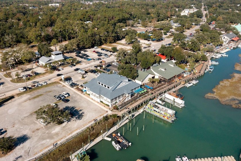 Location! Location! Location! Move in ready. Inlet living and - photo 31