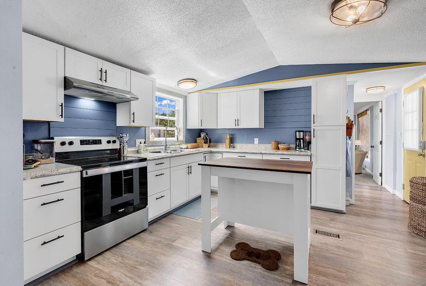 Move in Ready so you can relax &amp; enjoy your Summer! Must see - photo 3