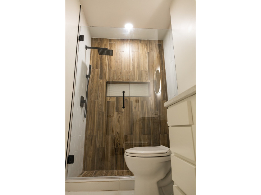 Welcome to this beautifully remodeled 3-bedroom, 2-bath home - photo 7