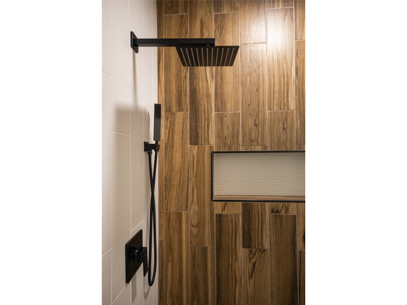 Welcome to this beautifully remodeled 3-bedroom, 2-bath home - photo 8