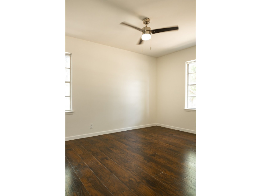 Welcome to this beautifully remodeled 3-bedroom, 2-bath home - photo 9