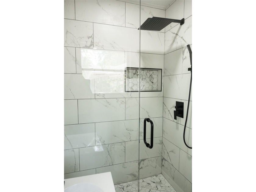 Welcome to this beautifully remodeled 3-bedroom, 2-bath home - photo 10