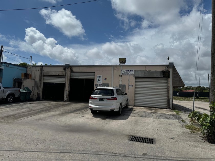 Single user 3,390 SF warehouse zoned B3 in Oakland Park. This - photo 5