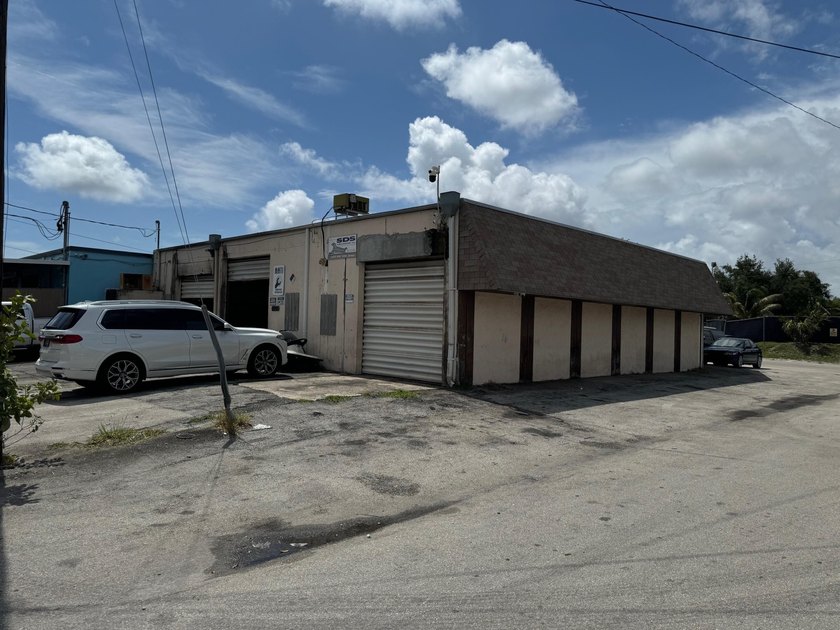 Single user 3,390 SF warehouse zoned B3 in Oakland Park. This - photo 6