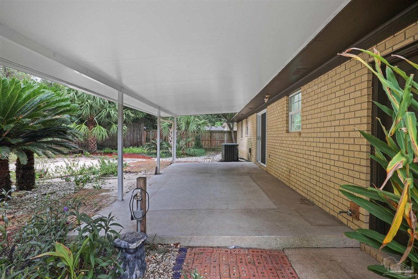 Welcome to this beautifully maintained brick home in the heart - photo 22