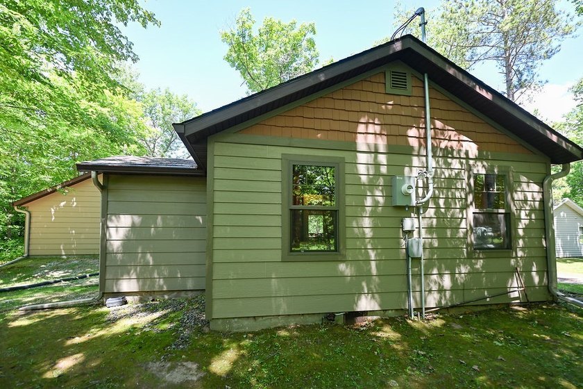 Escape to this charming four-season cabin on highly sought-after - photo 25