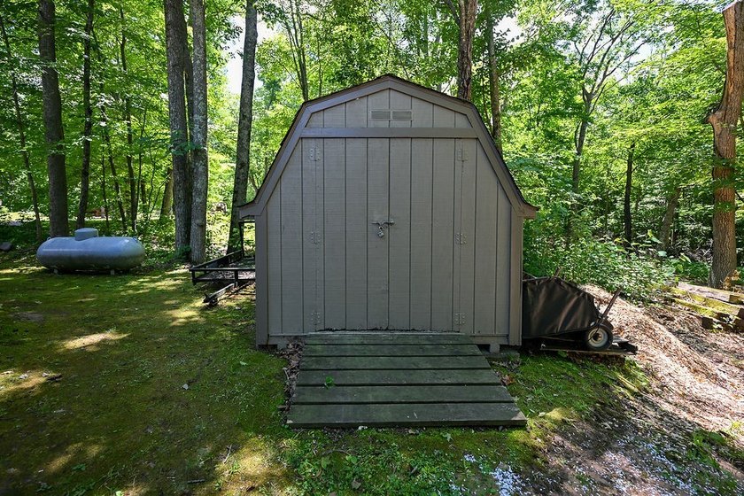 Escape to this charming four-season cabin on highly sought-after - photo 26