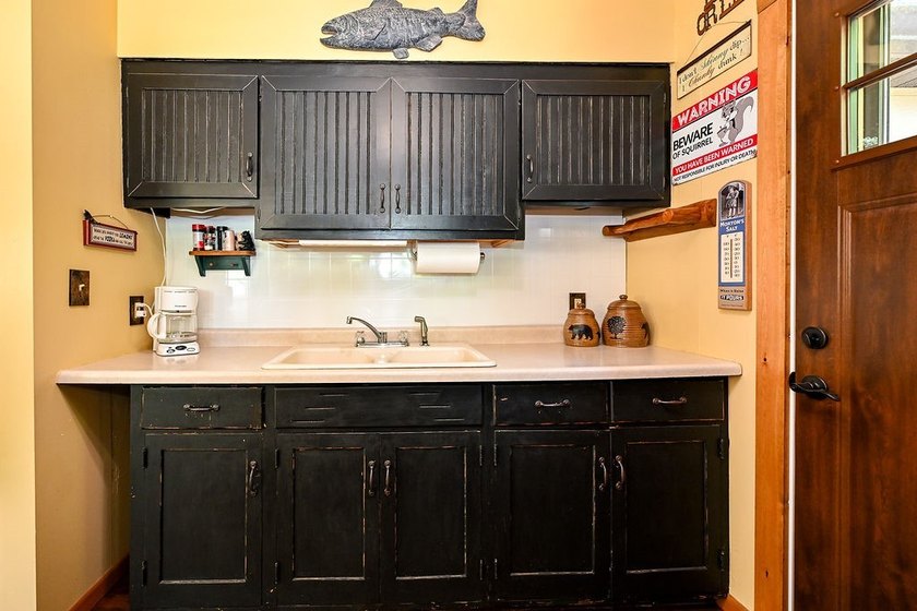 Escape to this charming four-season cabin on highly sought-after - photo 39