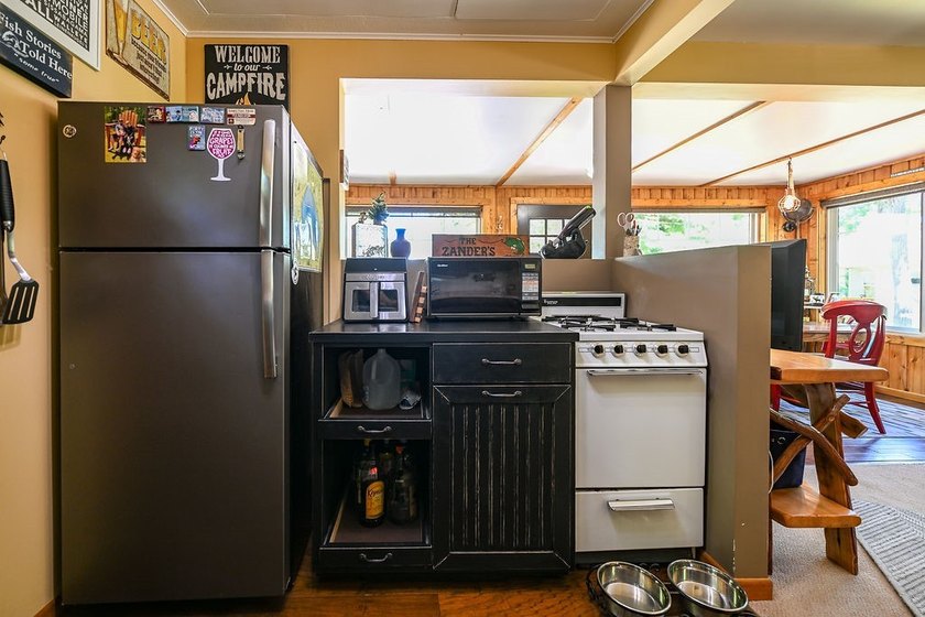 Escape to this charming four-season cabin on highly sought-after - photo 40