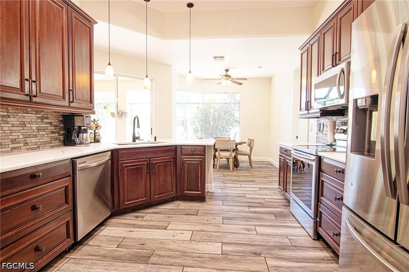 Welcome to this beautifully maintained pool home, ideally - photo 4