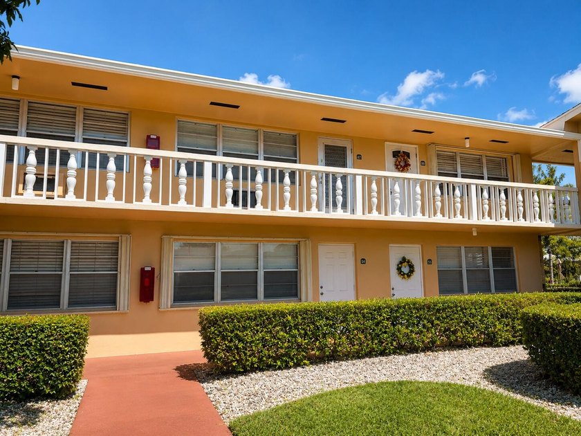 Beautifully maintained turnkey condo in a gated 55+ active adult - photo 2