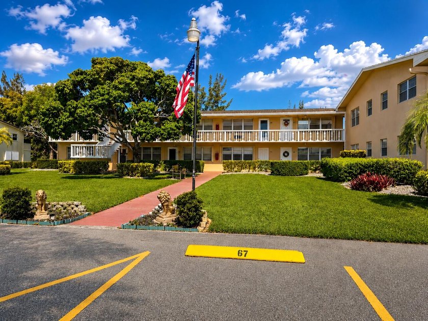 Beautifully maintained turnkey condo in a gated 55+ active adult - photo 5
