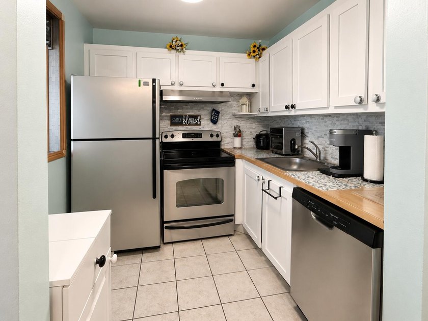 Beautifully maintained turnkey condo in a gated 55+ active adult - photo 6