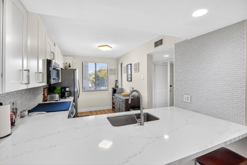 Spacious, investor friendly 3rd floor renovated and move in - photo 11