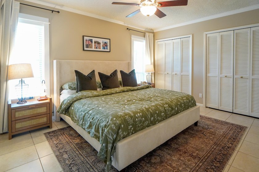 Welcome to this charming single-story residence in the Willows - photo 12