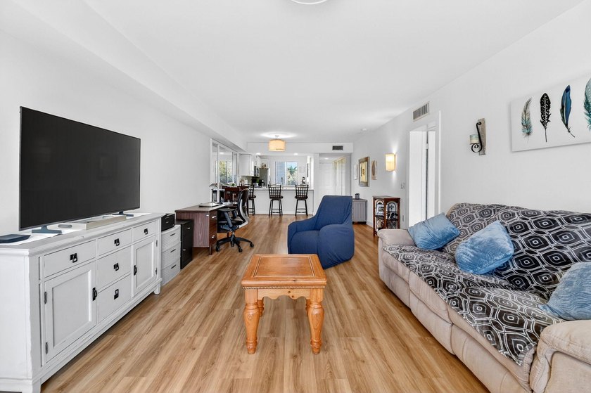 Spacious, investor friendly 3rd floor renovated and move in - photo 12