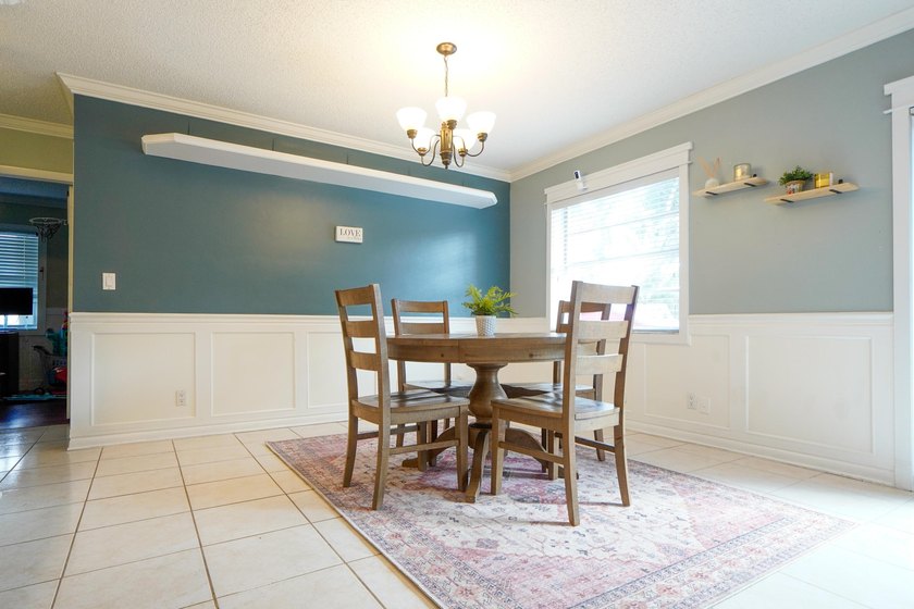 Welcome to this charming single-story residence in the Willows - photo 15