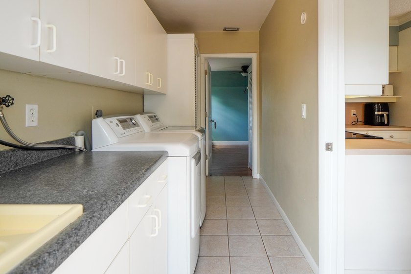 Welcome to this charming single-story residence in the Willows - photo 16