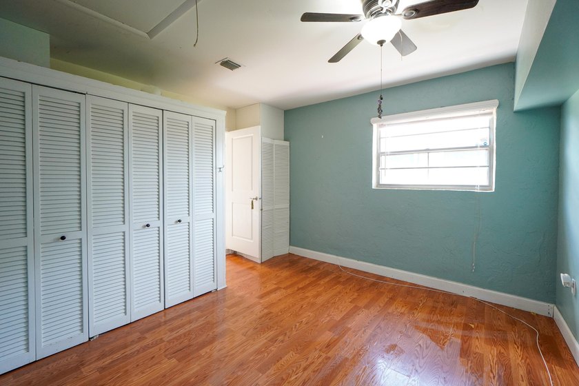 Welcome to this charming single-story residence in the Willows - photo 18