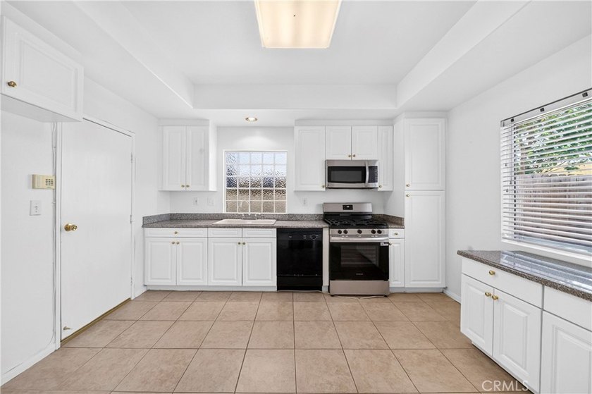 This beautiful 2 -story home locates Shadow Brook Gated - photo 19
