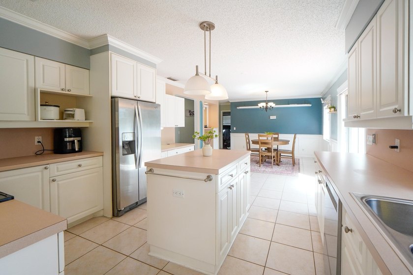 Welcome to this charming single-story residence in the Willows - photo 19
