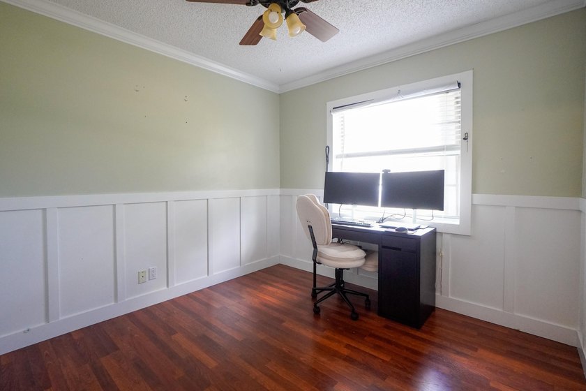 Welcome to this charming single-story residence in the Willows - photo 20