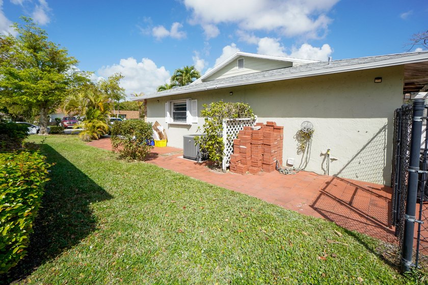 Welcome to this charming single-story residence in the Willows - photo 21
