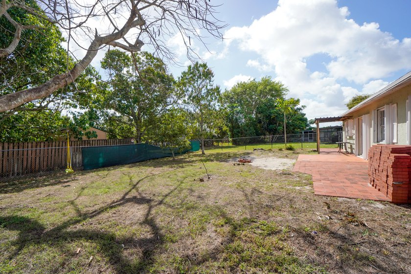 Welcome to this charming single-story residence in the Willows - photo 22