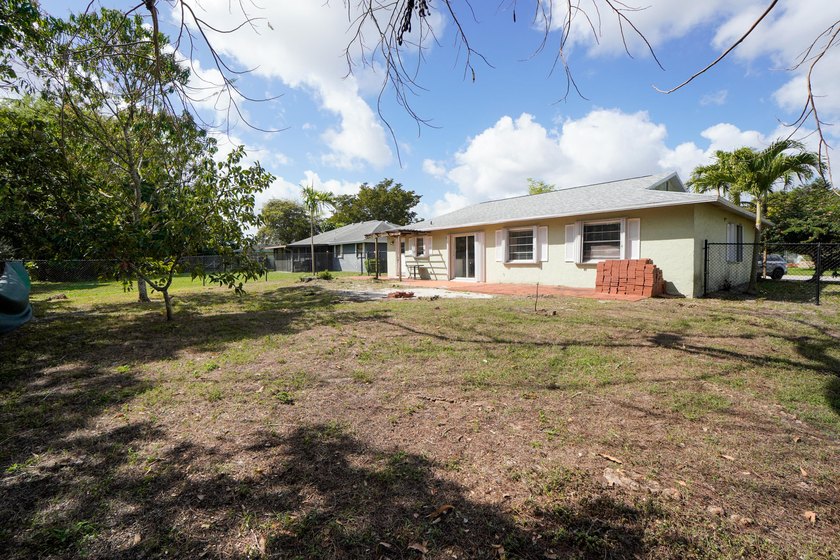 Welcome to this charming single-story residence in the Willows - photo 23