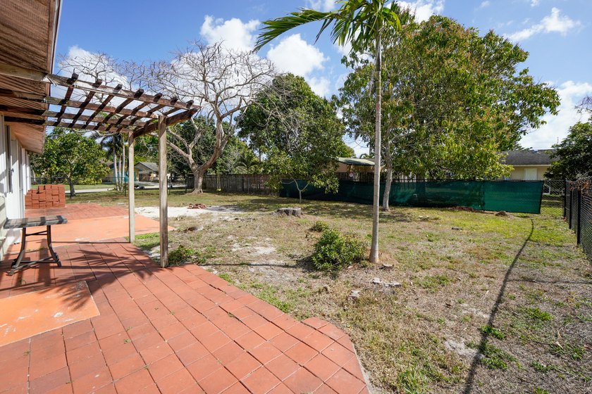 Welcome to this charming single-story residence in the Willows - photo 25