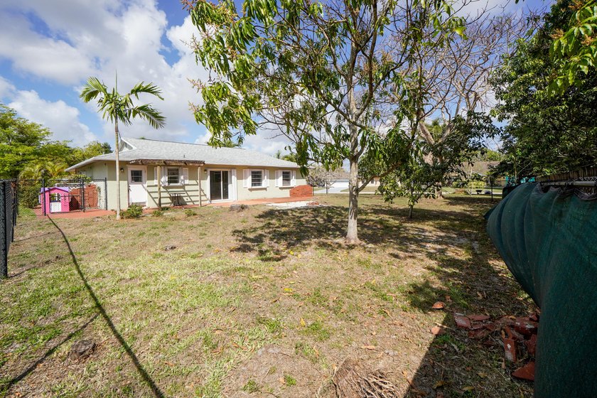 Welcome to this charming single-story residence in the Willows - photo 26