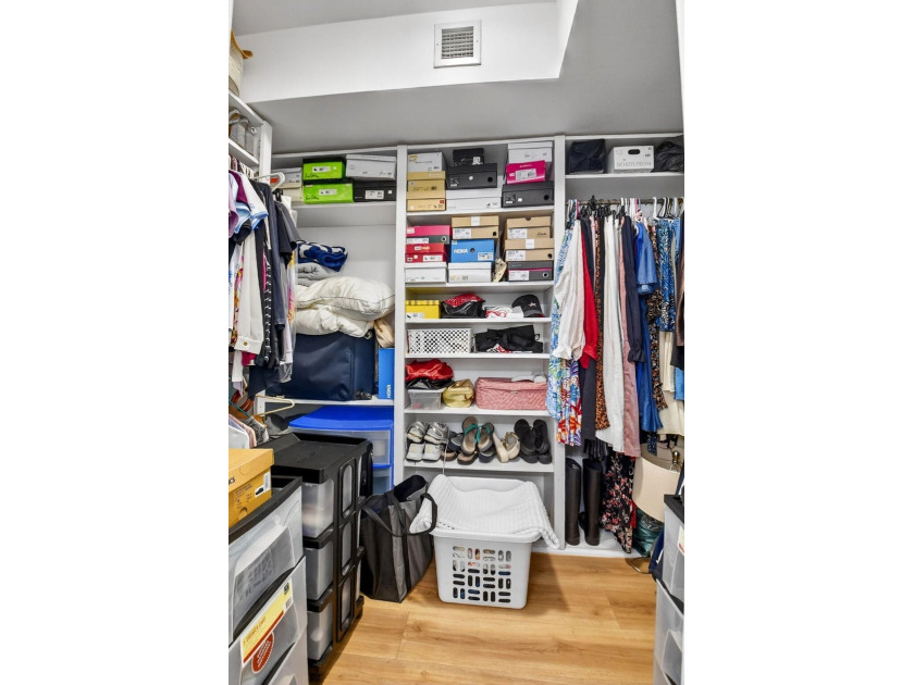 Spacious, investor friendly 3rd floor renovated and move in - photo 28
