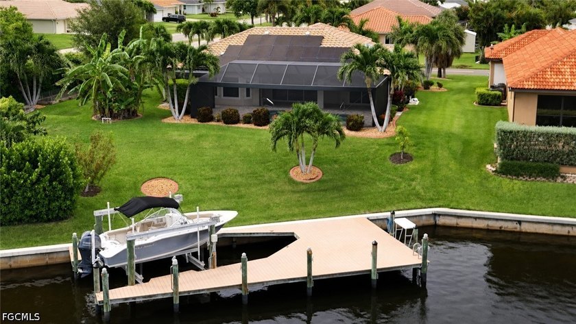 Presenting 2028 SW 44th Terrace, a Gorgeous Waterfront Pool Home - photo 4
