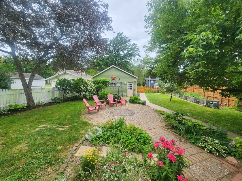 Nestled in a quiet, tree-lined neighborhood, this three-bedroom - photo 34
