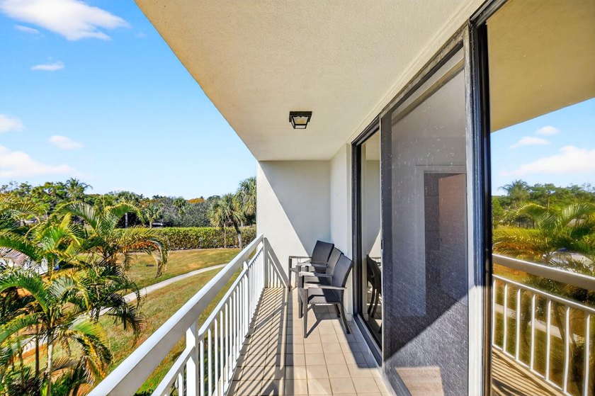 Spacious, investor friendly 3rd floor renovated and move in - photo 42