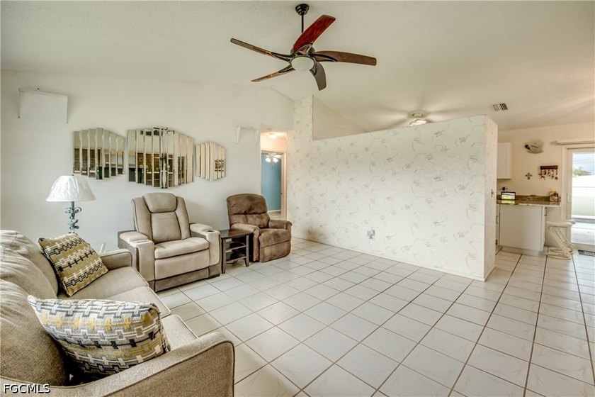 Welcome to this great Southwest Cape Coral home, conveniently - photo 4