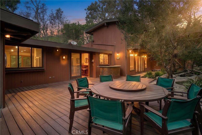Behind private gates in Malibu, this elegant 3,448 sq ft - photo 2