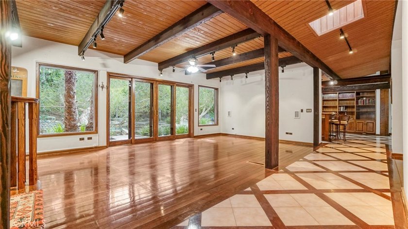 Behind private gates in Malibu, this elegant 3,448 sq ft - photo 5