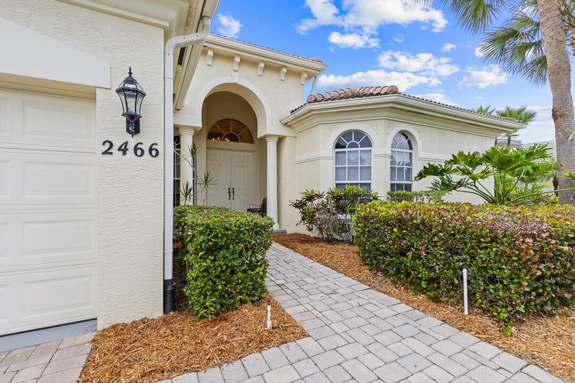 Discover luxury living in Palm Cove Golf &amp; Yacht Club in this - photo 8