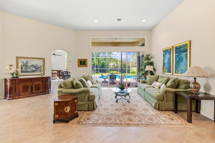 Discover luxury living in Palm Cove Golf &amp; Yacht Club in this - photo 9