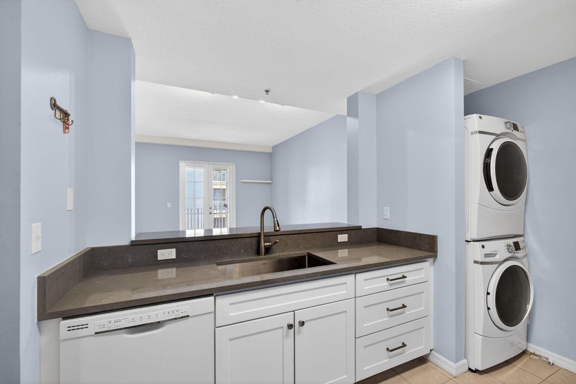 Live in the heart of Abacoa in this beautifully updated - photo 4