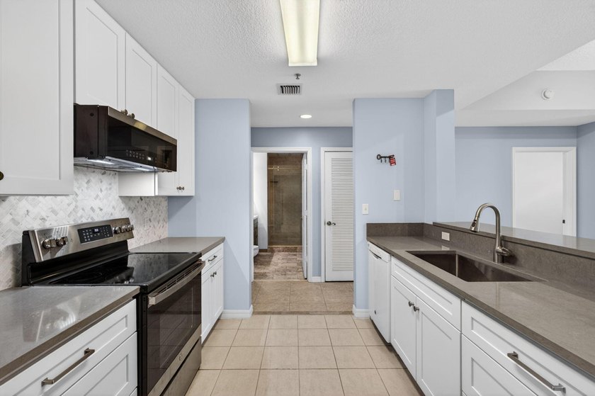 Live in the heart of Abacoa in this beautifully updated - photo 6