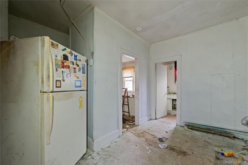 Three-bedroom bungalow with unfinished basement, large back yard - photo 11