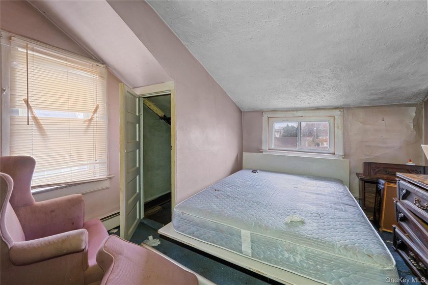 Three-bedroom bungalow with unfinished basement, large back yard - photo 15