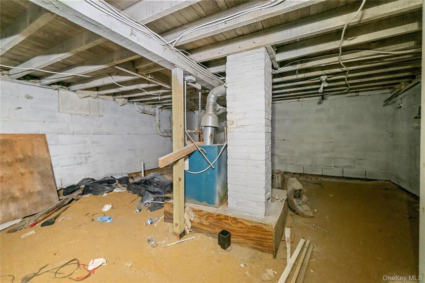 Three-bedroom bungalow with unfinished basement, large back yard - photo 18
