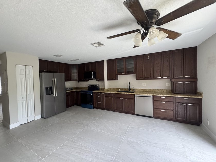 Beautifully updated corner-unit townhome in the desirable Summit - photo 8